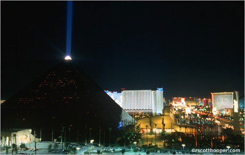 Image of Luxor Hotel in Las Vegas at night