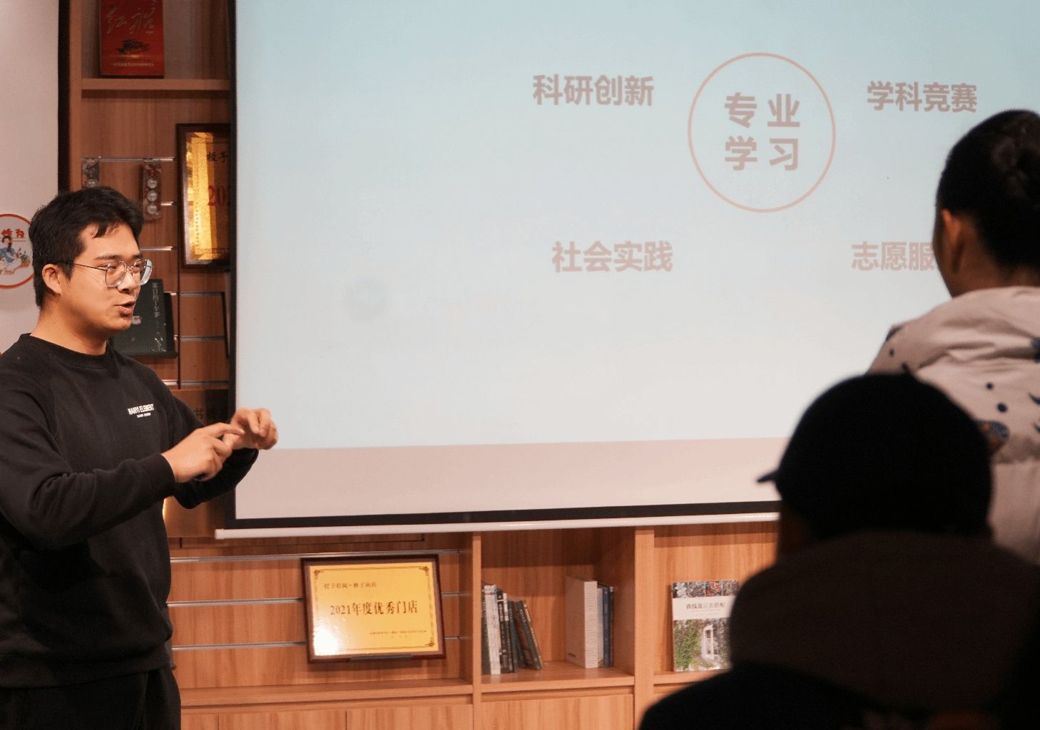 (秦令帅为同学们答疑) (秦令帅为同学们答疑)